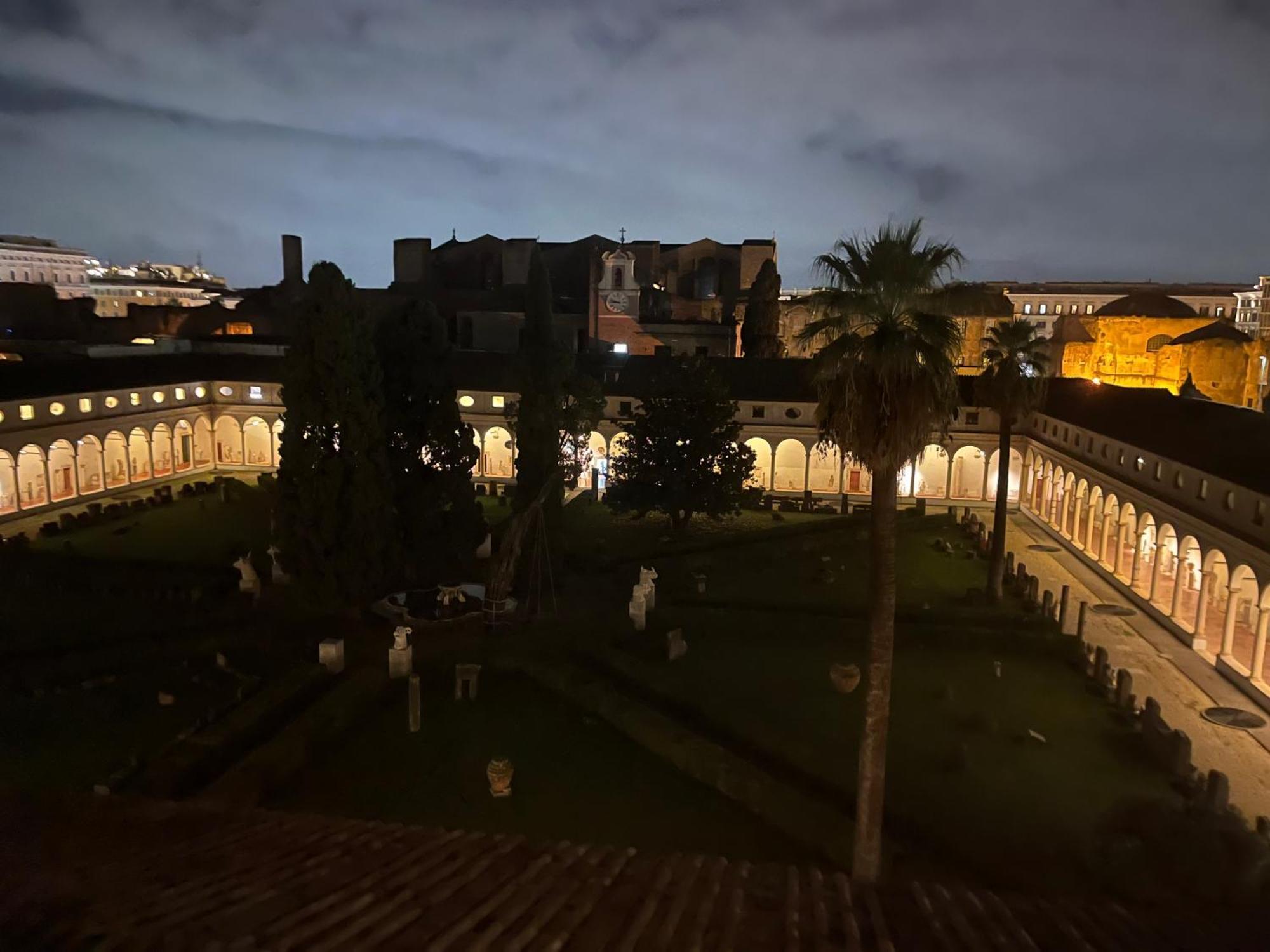 Camera X2 Con Magnifica Vista Sul Chiostro Di Michelangelo E Le Terme Di Diocleziano ローマ エクステリア 写真